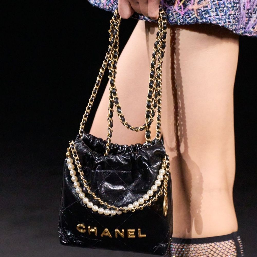 Chanel 22 Mini Handbag Shiny Crystal Pearls Gold Tone Metal Black 22Cm AS3980 B10672 94305 - Image 2