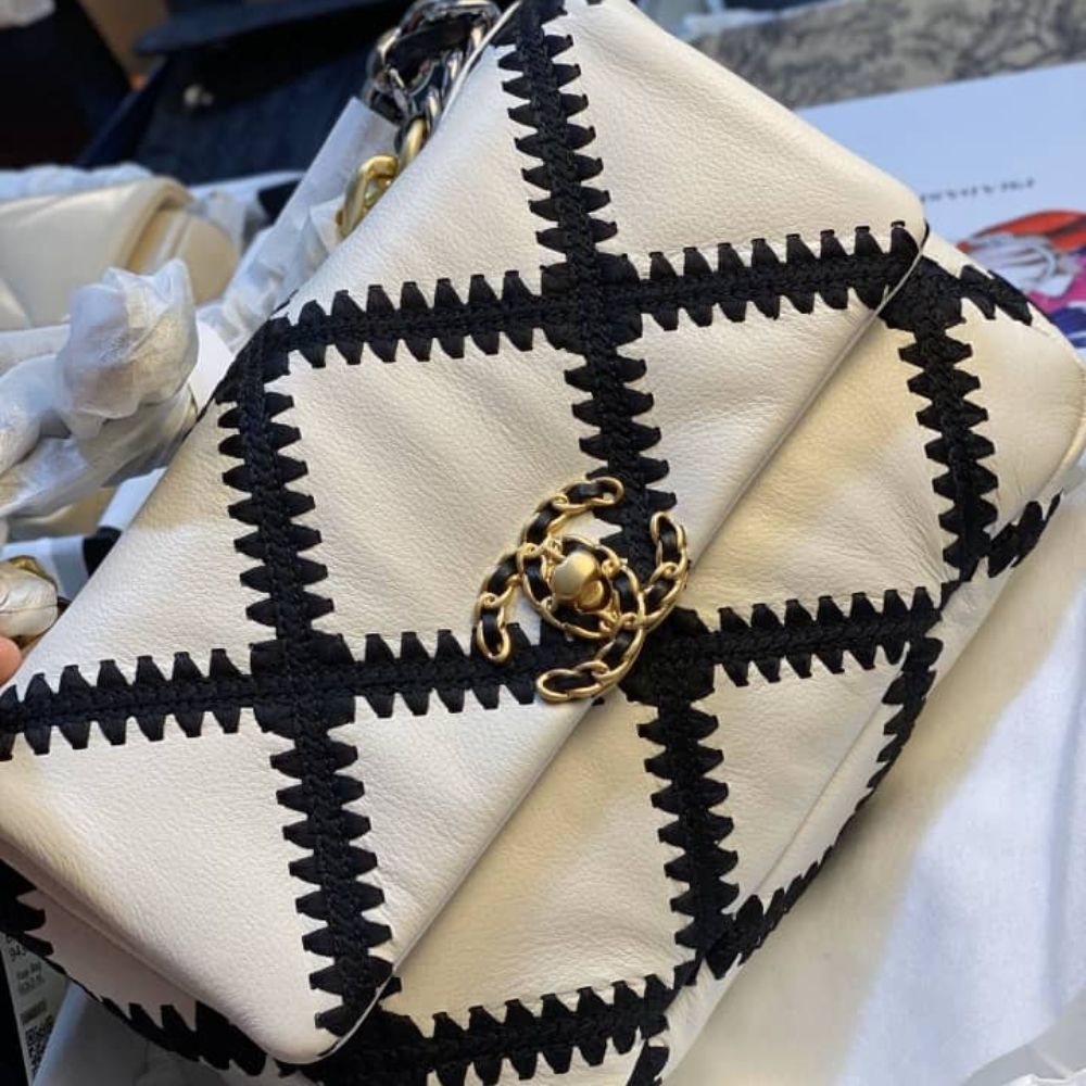 Chanel 19 Small Stitch Crossbody Bag White 25cm - Image 5