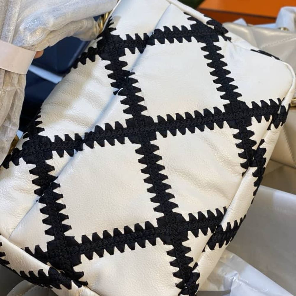 Chanel 19 Small Stitch Crossbody Bag White 25cm - Image 6