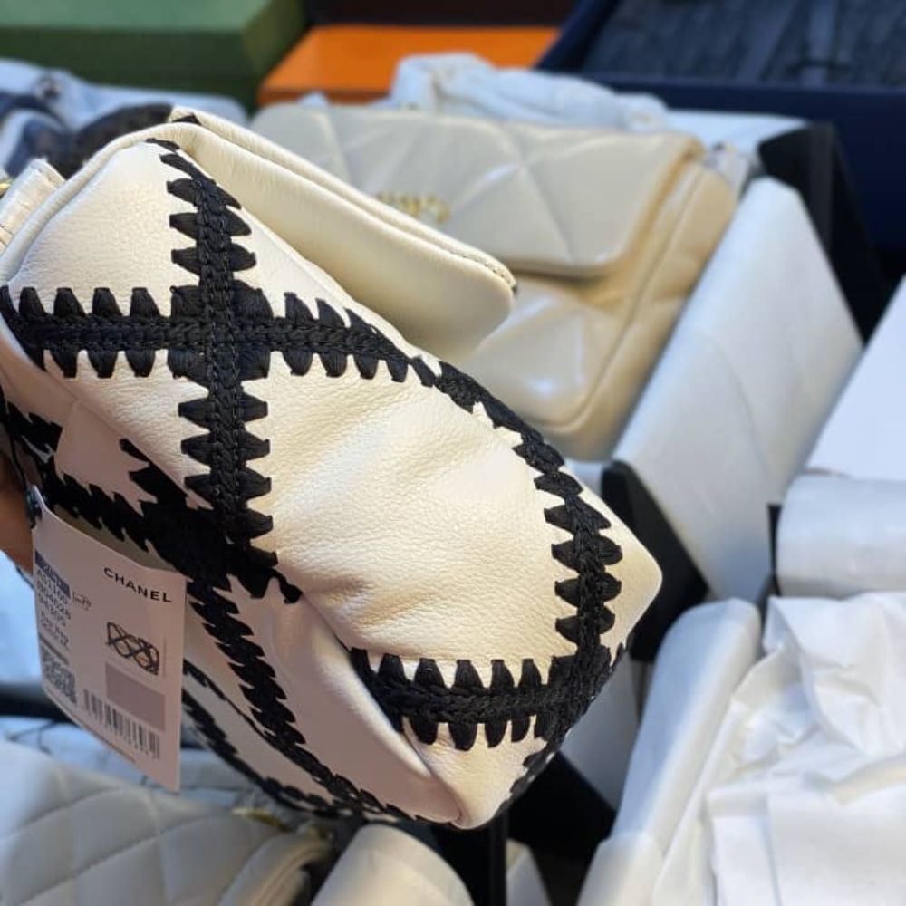 Chanel 19 Small Stitch Crossbody Bag White 25cm - Image 8