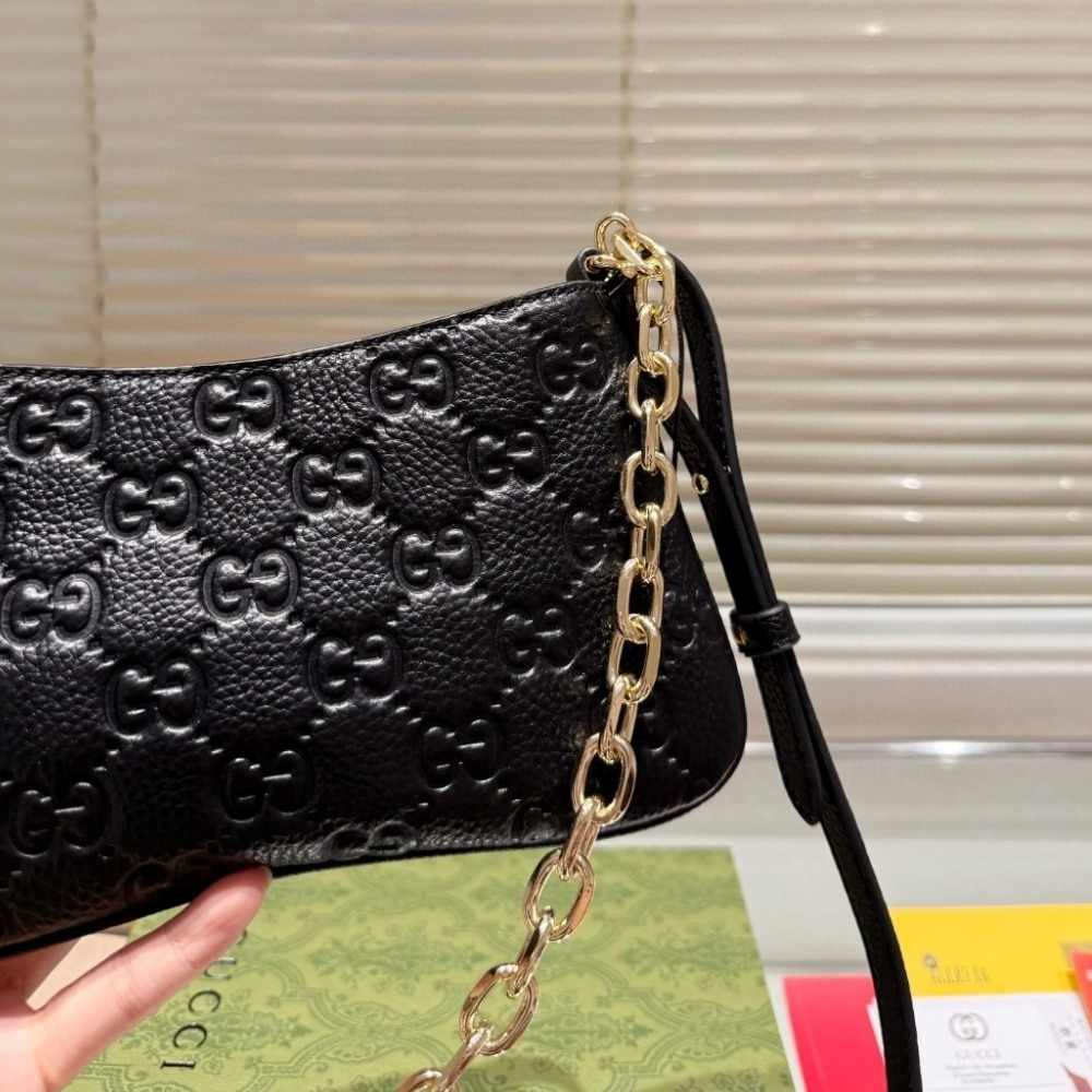 Gucci GG Emblem Mini Bag Black GG 23Cm 815278 AAEEM 1000 - Image 6