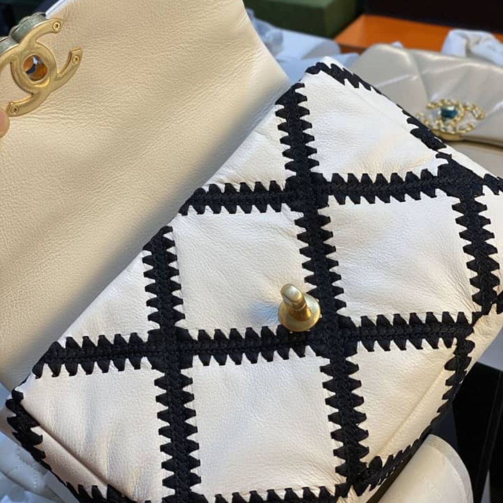 Chanel 19 Small Stitch Crossbody Bag White 25cm - Image 9