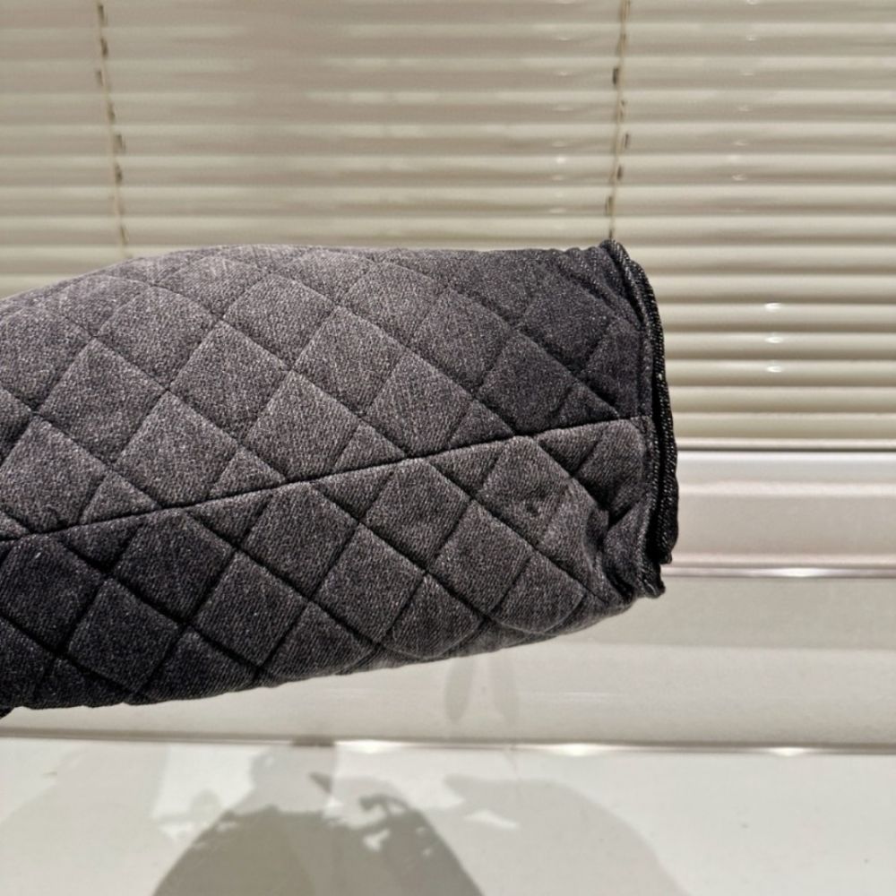 Chanel 25 Small Handbag Grained And Gold-Tone Metal Washed Denim Black 26Cm AS5293 B20520 U0725 - Image 7